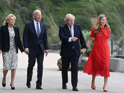رئيس الوزراء البريطاني بوريس جونسون وزوجته كاري والرئيس الأميركي جو بايدن وزوجته في مقاطعة كونوال، 10 يونيو 2021 - REUTERS