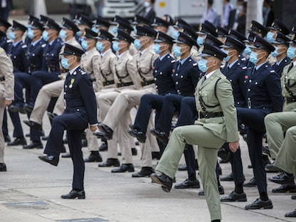 شرطيون خلال احتفال بالذكرى الـ 24 لعودة هونغ كونغ إلى الحكم الصيني - 1 يوليو 2021 - Bloomberg