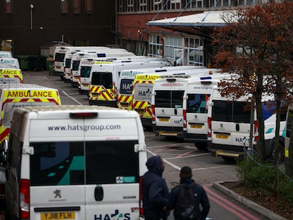 سيارات إسعاف في ساحة الانتظار أمام مستشفى جامعة سانت جورج في لندن- 5 فبراير 2023 - REUTERS