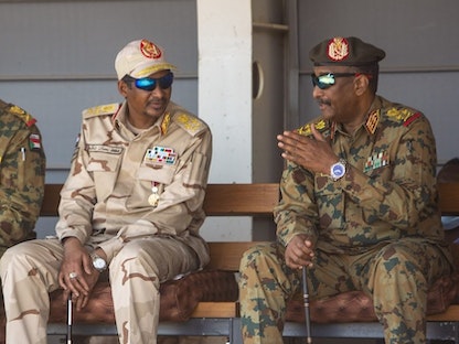 قائد الجيش السوداني عبد الفتاح البرهان وقائد قوات الدعم السريع محمد حمدان دقلو "حميدتي" خلال حفل التخرج العسكري للقوات الخاصة في الخرطوم، السودان. 22 سبتمبر 2021 - AFP