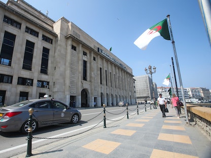 العلم الجزائري قرب البرلمان  - REUTERS