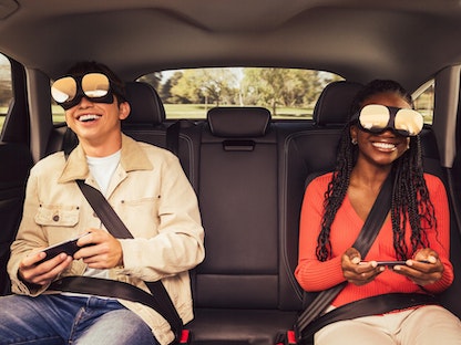 شركة "هولورايد" تقدم محتوى تفاعلياً عبر نظارات الواقع الافتراضي داخل السيارات - Holoride