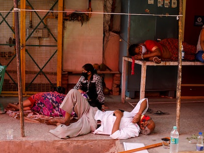 عدد من المصابين بكورونا ينتظرون تلقي الأكسجين أمام معبد Gurudwara في غازي أباد-  الهند - 27 أبريل 2021 - REUTERS