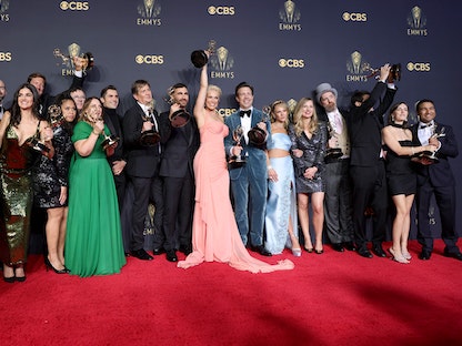 صورة جماعية لفريق عمل مسلسل "تيد لاسو"  الفائز بجائزة أفضل مسلسل كوميدي في غرفة الصحافة بعد حفل توزيع جوائز "أيمي" في لوس أنجلوس -  19 سبتمبر 2021 - AFP