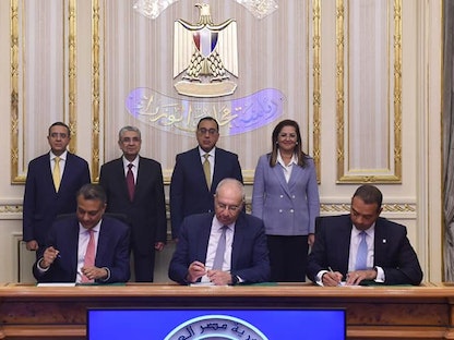رئيس الوزراء المصري مصطفى مدبولي يشهد توقيع مذكرة تفاهم في القاهرة لإقامة مصنع لإنتاج الهيدروجين- 27 يوليو 2022 - Facebook/EgyptianCabinet