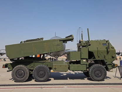 قاذفة صواريخ M142 HIMARS أميركية متوقفة على مدرج المطار في معرض دبي للطيران 2021 .دبي في 15 نوفمبر 2021  - AFP