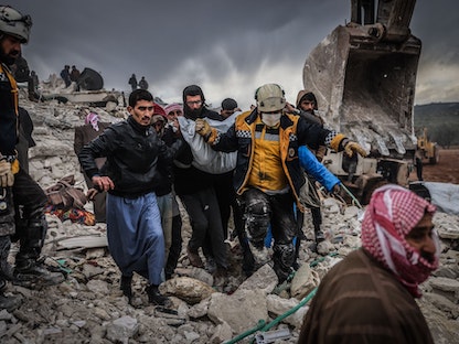 مدنيون وعمال إنقاذ في إحدى المناطق المتضررة من الزلزال بشمال سوريا. 06 فبراير 2023 - Getty Images