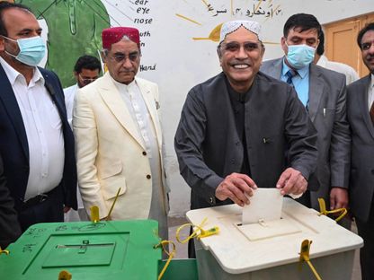الرئيس الباكستاني آصف علي زرداري يدلي بصوته في الانتخابات التشريعية بإقليم السند. 8 فبراير 2024 - REUTERS
