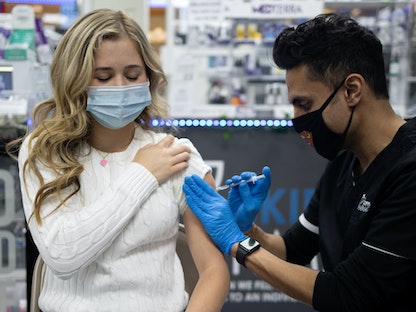 مراهقة تتلقى لقاح فيروس كورونا من شركة "فايزر-بايونتك" بعد أن سمحت ولاية بنسلفانيا بالتطعيم لمن هم فوق 12 عامًا. - REUTERS