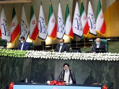 الرئيس الإيراني خلال تأدية اليمين أمام مجلس الشورى، 5 أغسطس 2021 -  REUTERS