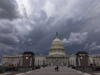 سحابة عاصفة فوق مبنى الكونجرس الأميركي بالتزامن مع تصويت على حزمة مساعدات عسكرية وإنسانية لأوكرانيا بقيمة 40 مليار دولار – 16 مايو 2022 - AFP