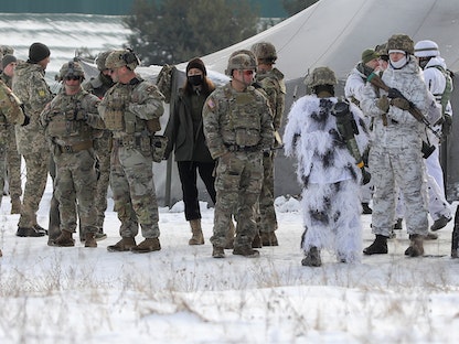 جنود أوكرانيون ومدربون من الجيش الأميركي خلال تدريبات في مركز أمني قرب يافوريف في منطقة لفيف - 4 فبراير 2022 - REUTERS