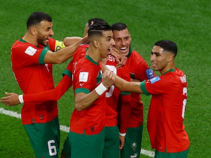 لاعبو منتخب المغرب يحتفلون بإحراز هدف الفوز في مرمى البرتغال بالدور ربع النهائي في بطولة كأس العالم لكرة القدم. 10 ديسمبر 2022 - REUTERS