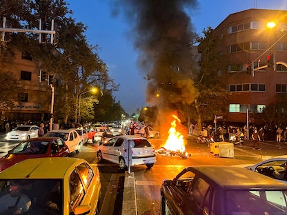 دراجة نارية تابعة للشرطة تحترق أثناء احتجاج على وفاة مهسا أميني في طهران- 19 سبتمبر 2022 - via REUTERS
