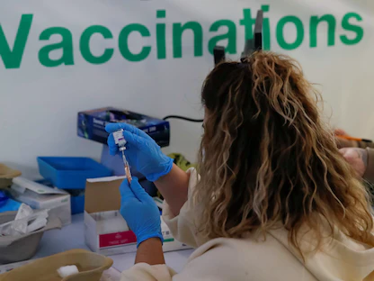 عاملة طبية في أحد معامل "أسترازينيكا" ببريطانيا أثناء الاختبارات على لقاح كورونا - REUTERS