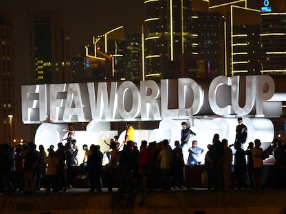 شعار كأس العالم قطر 2022 على كورنيش الدوحة في 18 نوفمبر 2022 - REUTERS