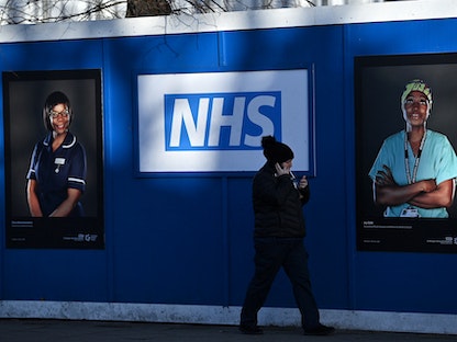 صور لعمال هيئة الخدمات الصحية الوطنية البريطانية خارج مستشفى جنوب لندن- 5 يناير 2022 - AFP