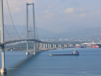 سفينة شحن ترفع علم تركيا تحمل حبوباً أوكرانية تمر عبر جسر عثمان غازي عند دخول خليج إزميت بتركيا، 8 أغسطس 2022. - REUTERS