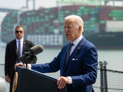 الرئيس الأميركي جو بايدن يلقي كلمة عن الأوضاع الاقتصادية والتضخم بالولايات المتحدة في ميناء لوس أنجلوس - 10 يونيو 2022 - AFP
