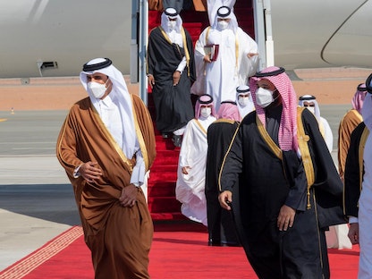 ولي العهد السعودي الأمير محمد بن سلمان لدى استقباله أمير قطر تميم بن حمد في مطار العلا، للمشاركة في قمة مجلس التعاون الخليجي الـ41 - الشرق