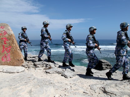 جنود صينيون في جزيرة "وودي" بأرخبيل "باراسيل" في بحر الصين الجنوبي - 29 يناير 2016 - REUTERS