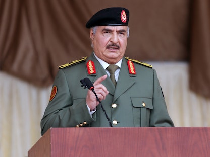 قائد الجيش الليبي المشير خليفة حفتر يتحدث خلال احتفالات يوم الاستقلال في بنغازي - 24 ديسمبر 2020 - REUTERS