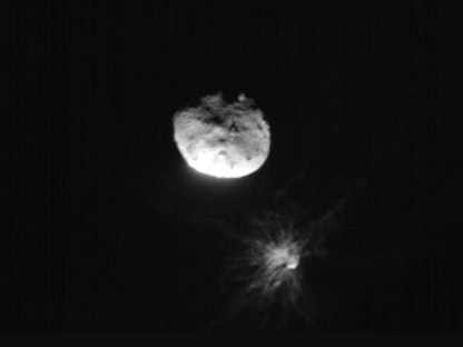 كويكب ديمورفوس الذي تم تدميره يوم 26 سبتمبر 2022 بمركبة الفضاء DART التابعة لوكالة الفضاء ناسا في اختبار تاريخي لقدرة البشرية على منع جسم كوني من تدمير الحياة على الأرض - AFP