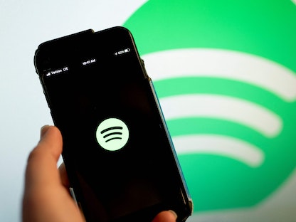 شعار Spotify على هاتف ذكي في واشنطن، الولايات المتحدة، 3 فبراير 2022 - AFP