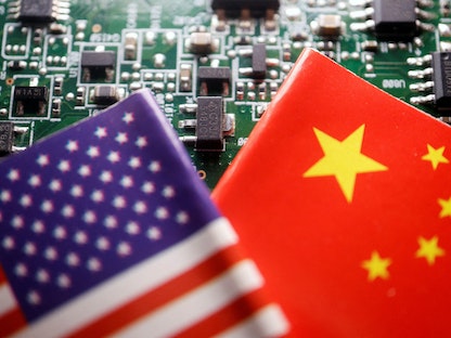 علما الصين والولايات المتحدة معروضة على لوحة رقاقة إلكترونية. 17 فبراير 2023 - REUTERS