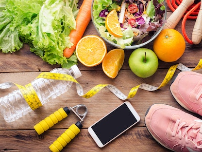 يجب الالتزام بنظام غذائي صحي خالٍٍ من الدهون المشبعة إضافة إلى التمارين اليومية للمحافظة على نسبة كوليسترول منخفضة  - Getty Images/EyeEm