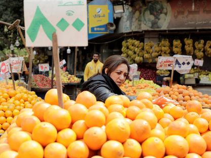 سيدة تتسوق في سوق للخضراوات والفواكه في القاهرة، مصر. 22 مارس 2022. - REUTERS