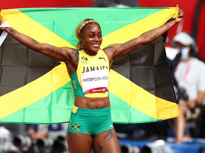 فرحة الجامايكية طومسون بذهبية سباق 100 متر - REUTERS