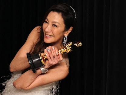 الممثلة الماليزية ميشيل يوه تحمل جائزة أوسكار أفضل ممثلة في حفل توزيع الجوائز الـ95، هوليوود، لوس أنجلوس، 12 مارس 2023  - REUTERS