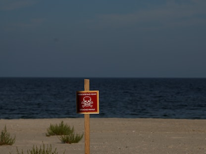 لافتة تحذر من وجود ألغام في المياه في أوديسا الأوكرانية. - REUTERS