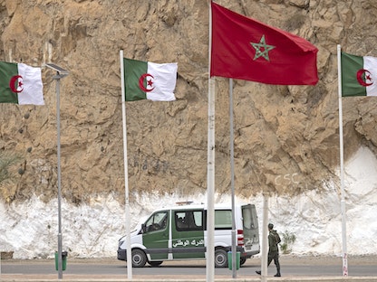 علمي المغرب والجزائر على حدود البلدين - AFP