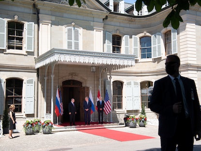 الرئيس الأميركي جو بايدن والرئيس الروسي فلاديمير بوتين والرئيس السويسري جاي بارميلين، في صورة في فيلا لا جرانج قبل القمة الأمريكية الروسية في جنيف - 16 يونيو 2021 - REUTERS