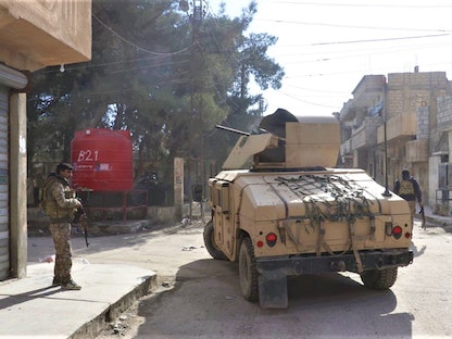 مقاتل تابع لقوات سوريا الديمقراطية بجانب مركبة عسكرية خلال ملاحقة عناصر داعش في الحسكة - TWITTER/@farhad_shami