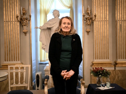 الروائية الفرنسية أنّي إرنو خلال مؤتمر صحافي في ستوكهولم، السويد - 6 ديسمبر 2022 - REUTERS
