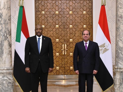 الرئيس المصري عبدالفتاح السيسي (يمين)، ورئيس مجلس السيادة السوداني عبد الفتاح البرهان خلال لقائهما في القاهرة - 30 مارس 2022 