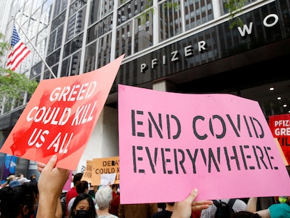 نشطاء في مظاهرة من أجل الوصول العالمي إلى لقاح فيروس كورونا، نيويورك، الولايات المتحدة، 14 يوليو 2021 - REUTERS