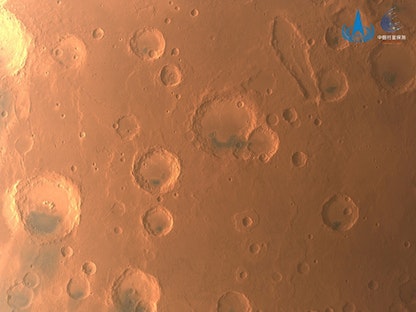 سطح كوكب المريخ في صورة التقطتها مركبة "تيانوين-1" ووزعتها الوكالة الصينية للفضاء (CNSA) في 29 يونيو 2022 -  REUTERS