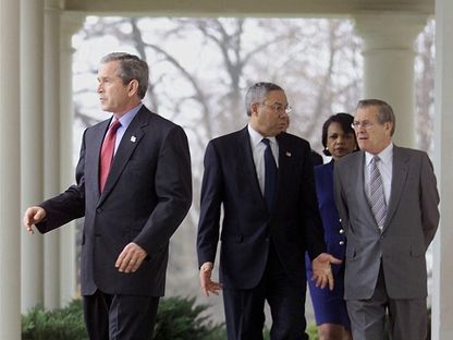الرئيس الأميركي جورج بوش (يسار) في المكتب البيضاوي مع وزير الخارجية كولن باول (الثاني على اليسار)، ومستشارة الأمن القومي كوندوليزا رايس (الثانية على اليمين) ووزير الدفاع دونالد رامسفيلد (على اليمين) عام 2001 - AP