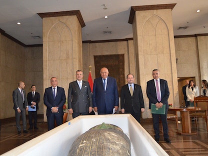 وزيرا الخارجية والسياحة والآثار المصريان سامح شكري (وسط) وأحمد عيسى (على يمينه) أمام "التابوت الأخضر" بمقر وزارة الخارجية قبل تسليمه إلى وزارة السياحة والآثار. 2 يناير 2023 - twitter/MfaEgypt