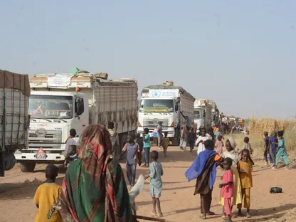 شاحنات تحمل مساعدات غذائية من برنامج الغذاء العالمي (WFP) تصل إلى الطويلة بشمال دارفور في السودان. 27 مارس 2025. - via REUTERS