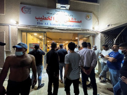 تجمع عدد من المواطنين في مستشفى ابن الخطيب بعد اندلاع حريق نجم عن انفجار خزان أكسجين في بغداد - REUTERS