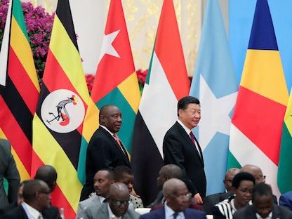 الرئيس الصيني شي جين بينج والرئيس الجنوب إفريقي سيريل رامافوسا خلال قمة منتدى التعاون "الصين إفريقيا" في بكين. 4 سبتمبر 2018 - REUTERS
