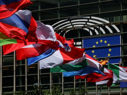 أعلام الدول الأعضاء في الاتحاد الأوروبي خارج مقر برلمان التكتل في بروكسل. 31 مايو 2023 - REUTERS
