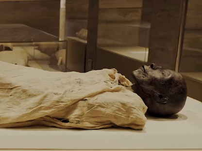 إحدى المومياوات قبل نقلها من المتحف المصري لمتحف الحضارة بالفسطاط - وزارة السياحة والآثار المصرية
