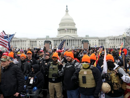 أعضاء من مجموعة Proud Boys يتجمعون مع أنصار الرئيس الأميركي السابق دونالد ترمب أمام مبنى الكابيتول في 6 يناير 2021 - REUTERS