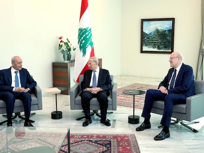 الرئيس اللبناني ميشال عون يلتقي رئيس الوزراء المكلف نجيب ميقاتي ورئيس مجلس النواب نبيه بري في قصر بعبدا- 23 يونيو 2022 - via REUTERS